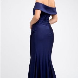 Fitted navy blue dress. Perfect for prom.